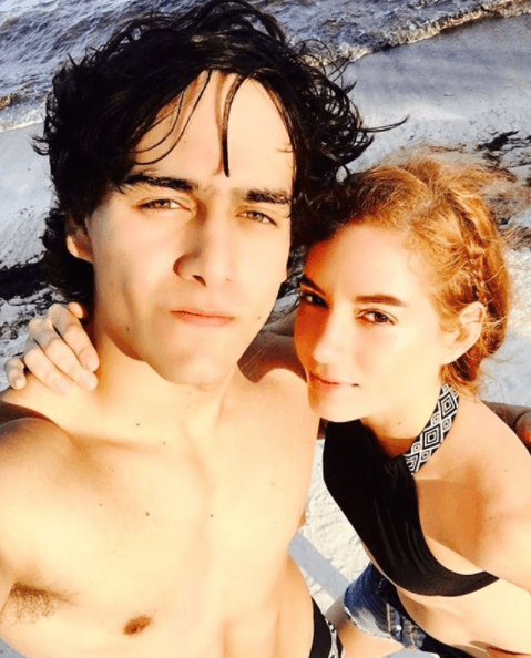 "Hay muchísimas parejas, 'N' cantidad de parejas que no se siguen en redes sociales y yo no veo que haya ningún problema con eso. Vivimos bajo el mismo techo, comemos juntos, dormimos juntos, vemos series juntos, platicamos, o sea, no es como que no tengamos esa comunicación y ese acercamiento que tienen todas las parejas entonces no me parece como que padre que se estén inventando historias de este tipo", reclamó 'Ime' Garza en el video que mandó a medios de comunicación a inicios de mayo.
<br>