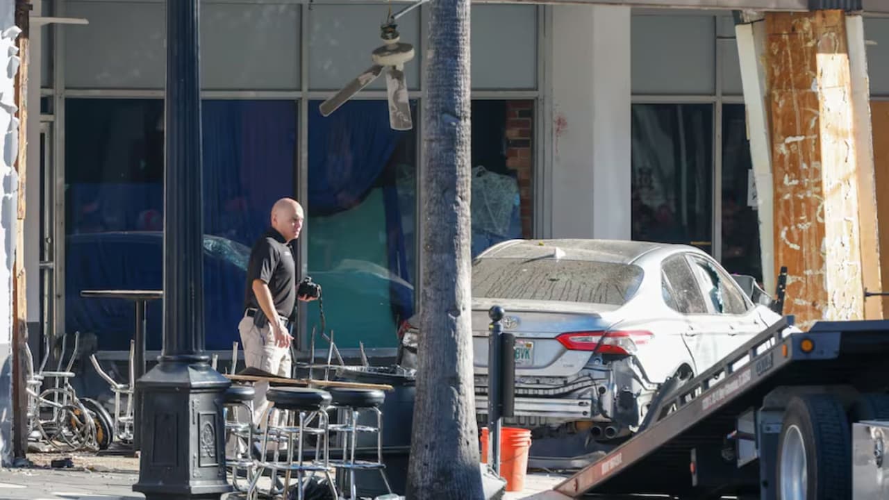 Conductor de 22 años se estrella contra un bar al huir de la policía: hay 4 muertos y 11 heridos