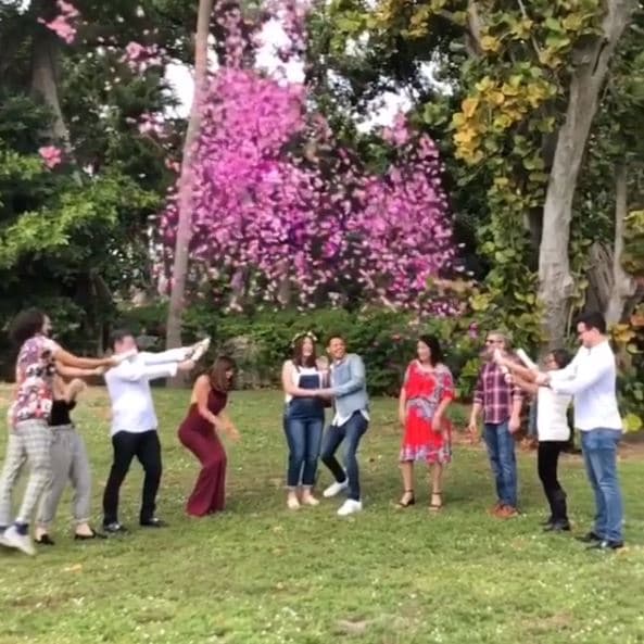 Parte de la sorpresa fue capturada en un breve clip donde lanzaron papelitos de color rosa, con lo que dejaron al descubierto que el nuevo miembro de los Blondet será una niña.