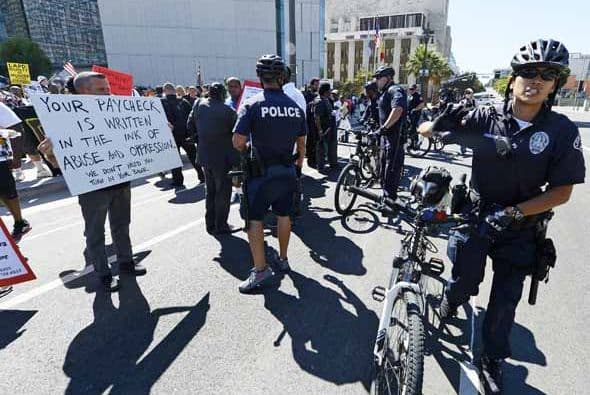 Angelinos alzaron su voz por los recientes casos de muerte, resultados del exceso de fuerza policial durante detenciones. En lo que va de agosto, por lo menos cuatro arrestos terminaron en muerte o con secuelas permanentes para los sospechosos han sido reseñadas en Los Ángeles. Detalles de los casos aquí: aquí