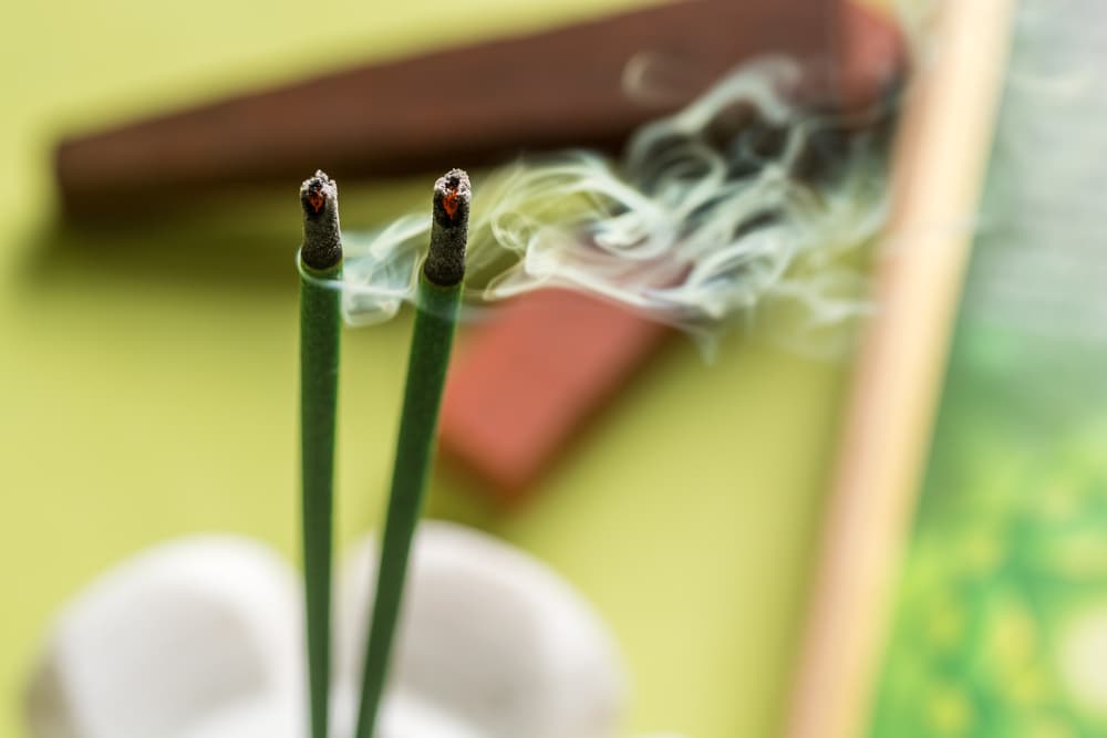 Separa tiempo para tu meditación y reflexión contigo mismo, en un lugar tranquilo y si puedes hacerlo con la fragancia de un incienso de sándalo o una vela verde claro mejor aún para ayudarte a crear una buena atmósfera en tu entorno.