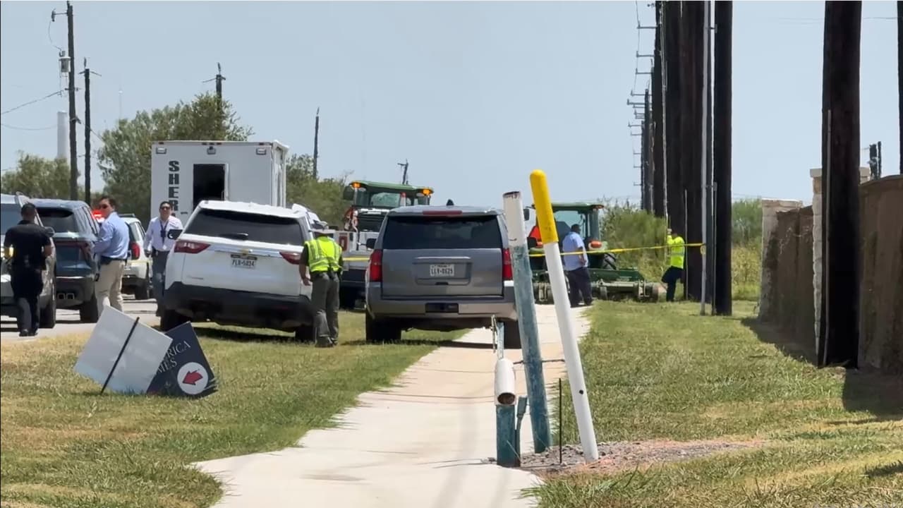 Hallan cuerpo de un hombre junto a una carretera de San Antonio; investigan atropello y fuga