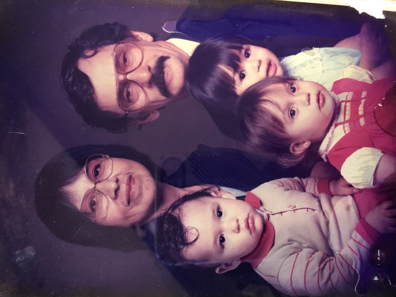 John Polinske era 17 años mayor que Toni, tenía tres hijos de un matrimonio anterior y se había sometido a una vasectomía. "Entonces, dijimos, adoptemos", dijo Toni.