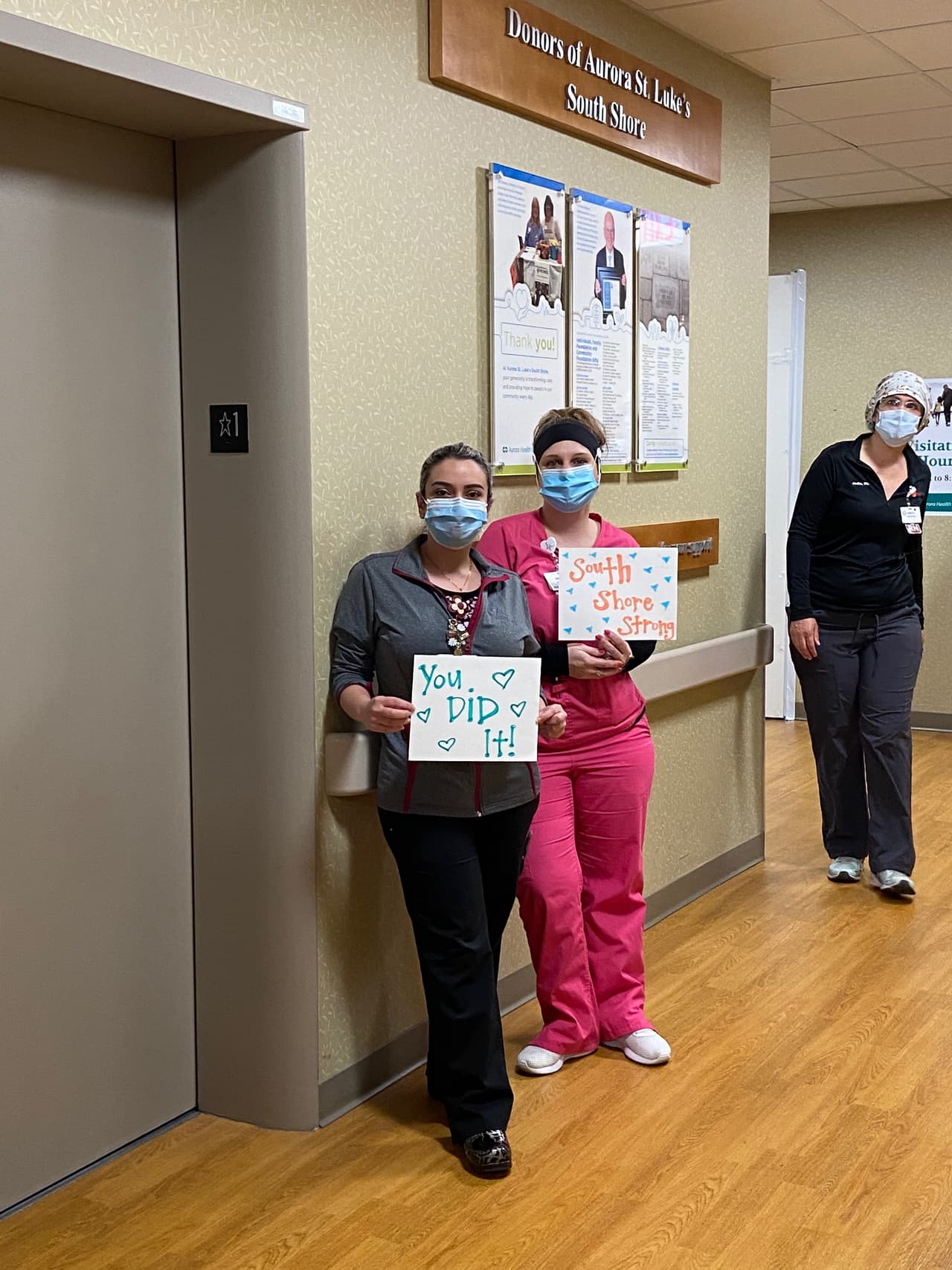 "Este logro es un recordatorio importante de la excelente atención que brinda nuestro equipo y el trabajo, compromiso y enfoque que se necesita para llegar a este punto", dijo el Dr. Gary Stuck, director médico de Advocate Aurora Health. "Estamos muy orgullosos de cómo nuestros médicos, enfermeras y miembros del equipo se han levantado para enfrentar este desafío histórico, y estamos agradecidos por su servicio y sacrificio. Pero el trabajo no ha terminado y el público debe continuar haciendo su parte practicando el distanciamiento social y quedarse en casa tanto como sea posible. Habrán mas logros por venir, tanto felices como trágicos y nuestras acciones ahora determinarán cuánto celebramos o sufrimos más tarde. Estamos todos juntos en esto".