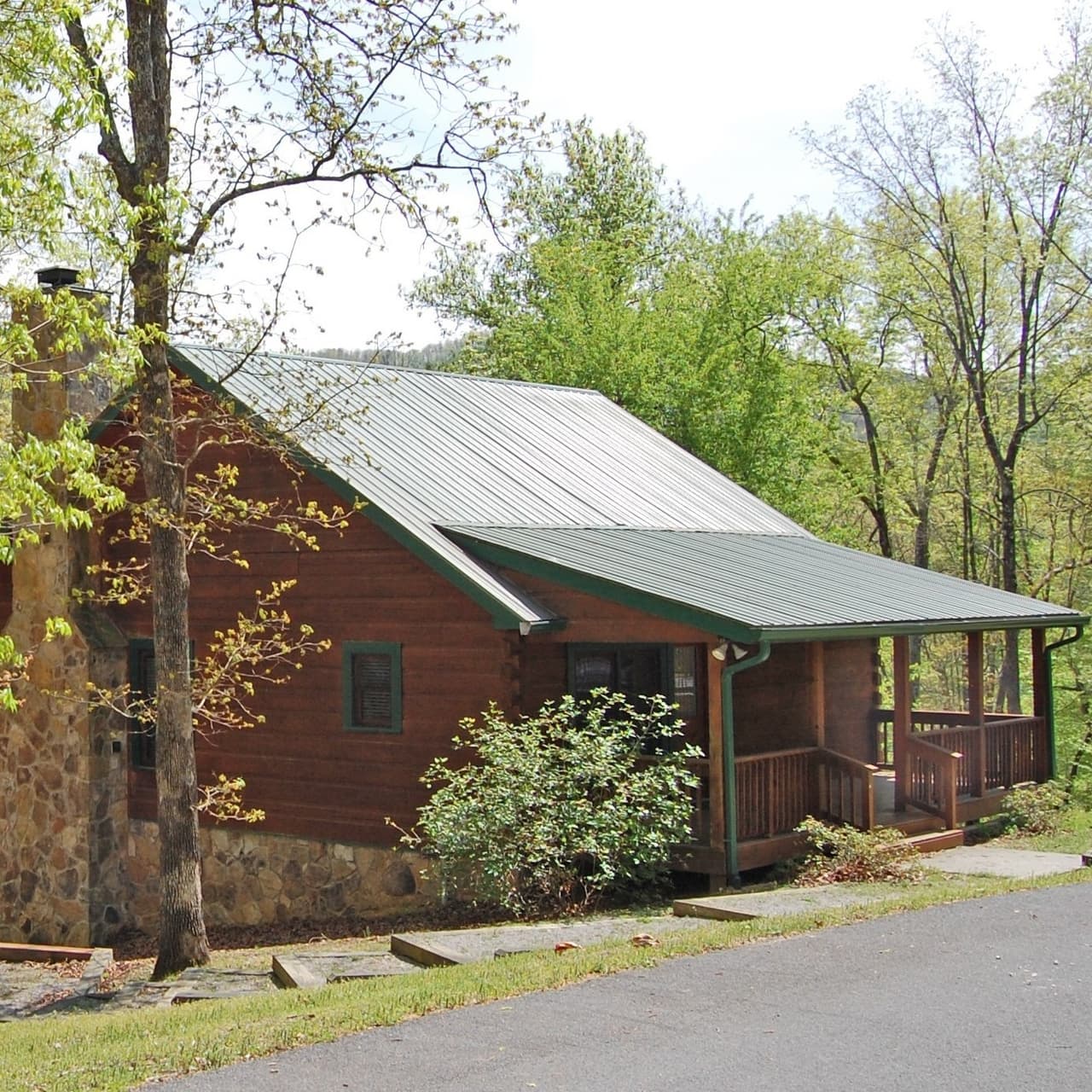 Los excursionistas más aventureros querrán continuar y conectarse con el sendero Pinhoti de 339 millas. Prolonga tu estadía en el pequeño y tranquilo campamento o en una de las cuatro cabañas ubicadas en las laderas cubiertas de árboles.