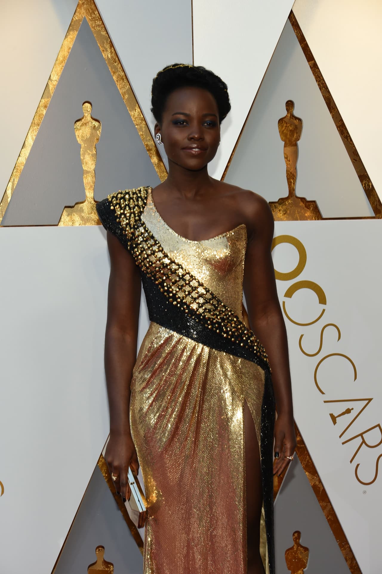 Lupita Nyong'o siempre deja huella por su elegancia. En esta edición del Oscar destacó con este diseño de Versace.