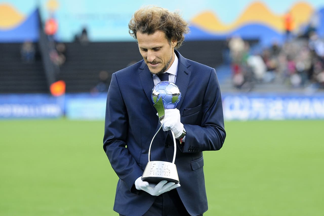 Diego Forlán, historico jugador uruguayo portó el trofeo previo al inicio del encuentro. Esta edición mundialista se llevó a cabo en Uruguay.