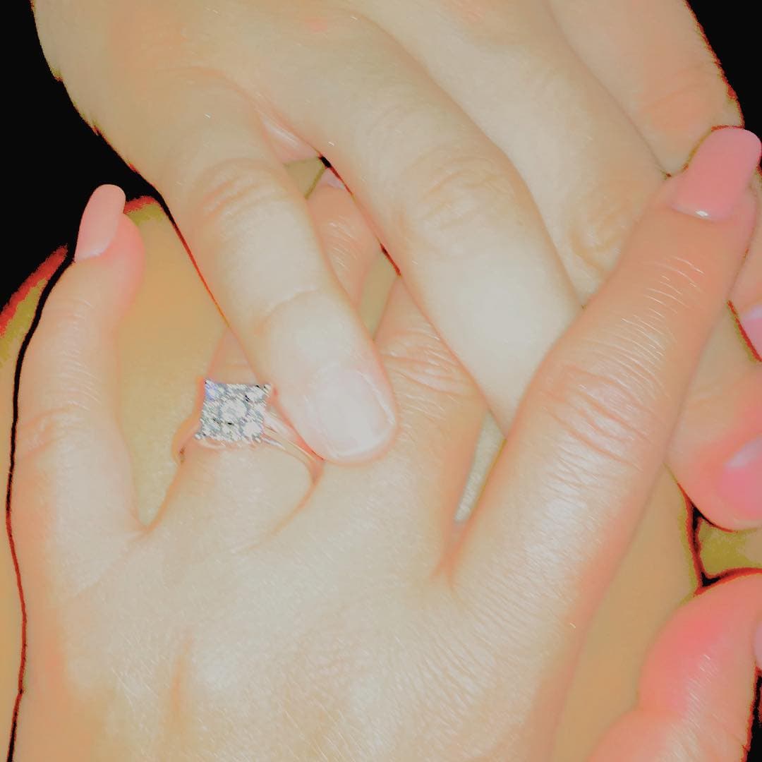 "Amor Incondicional", así definió la actriz esta imagen en la que se puede apreciar el anillo de compromiso que le dio su prometido. La pareja ya tenía todo listo para llegar al altar este año.