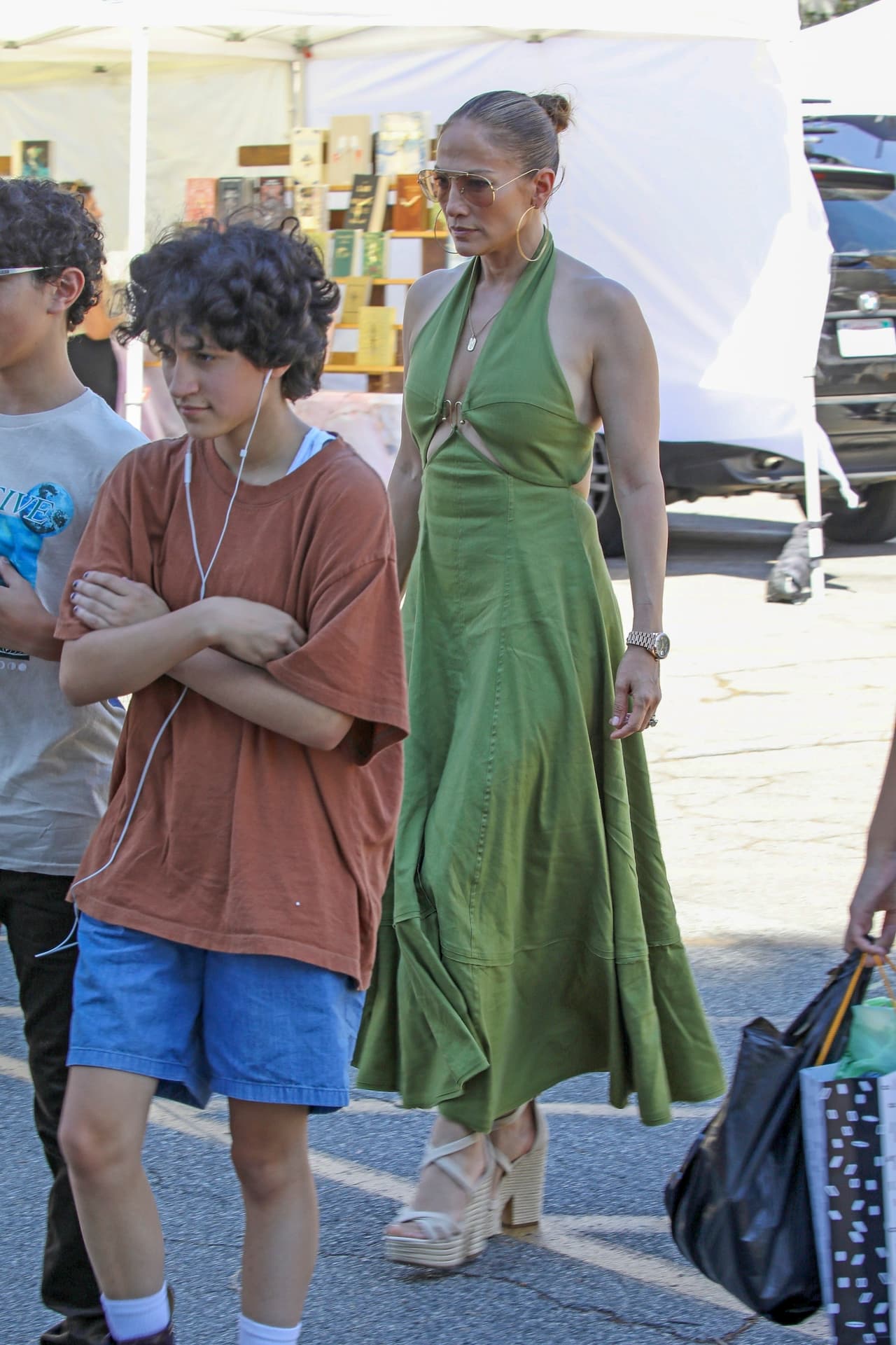 Usó botas de combate de color burdeos brillantes y llevó el cabello con una apariencia despeinada.
<br>