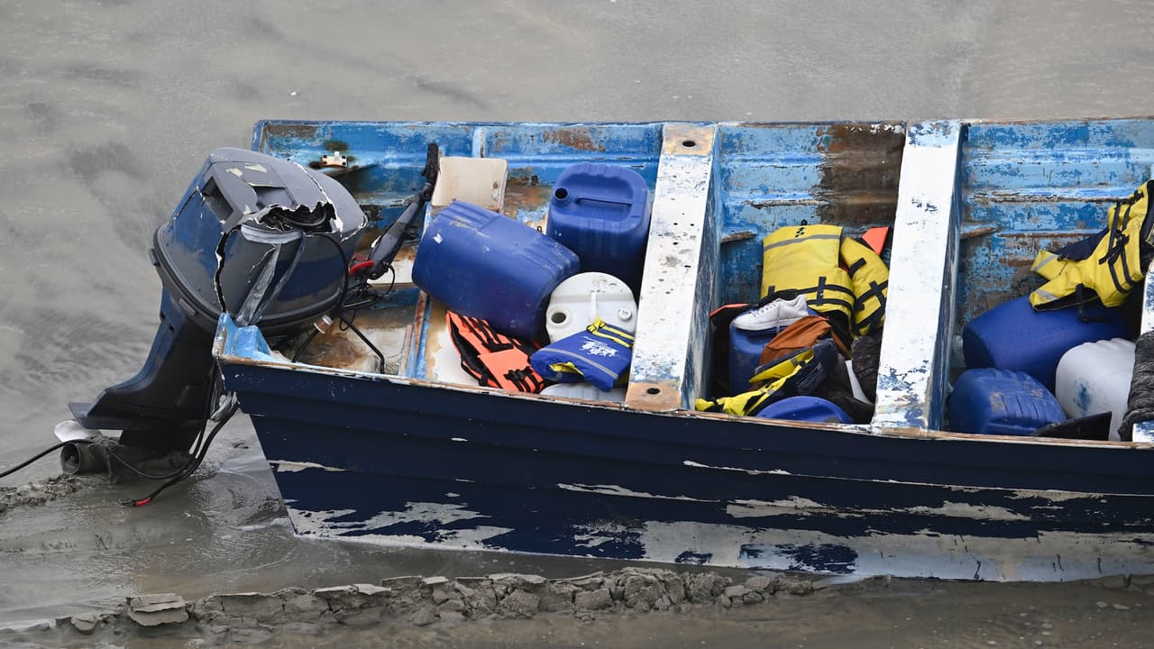 El bote de madera, de unos 6 metros de largo, tenía pintura azul deteriorada, un motor dañado y llevaba chalecos salvavidas, botellas de agua y una bolsa impermeable vacía para celular.