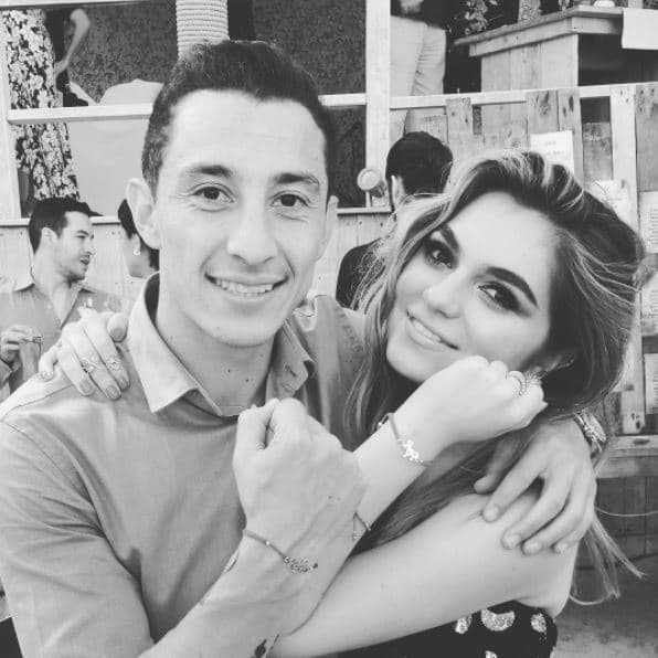 Previo a sus vacaciones por Europa, los actores coincidieron en la boda del portero mexicano Memo Ochoa, en Ibiza, España. Sofía compartió esta foto al lado del futbolista Andrés Guardado.