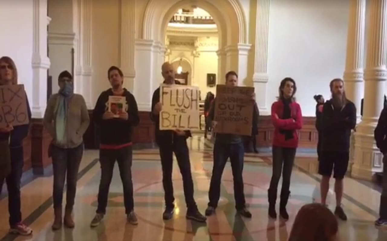 Una propuesta de ley requeriría a las personas transgénero en Texas a usar los baños de acuerdo a su ‘sexo biológico’