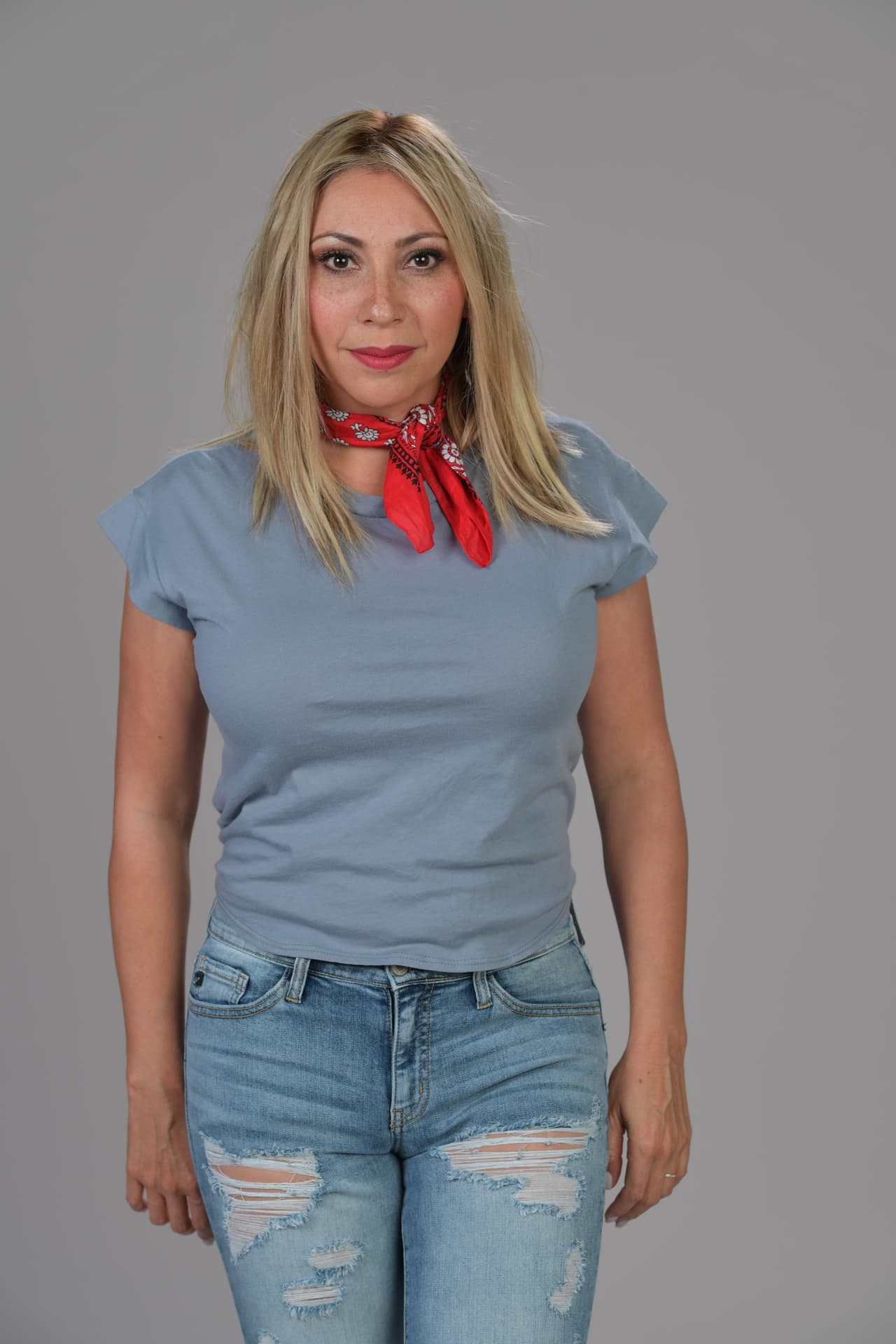 Además de su talento para cantar, Deyra sabe imitar muy bien a la India María, Shakira y Ana Gabriel.