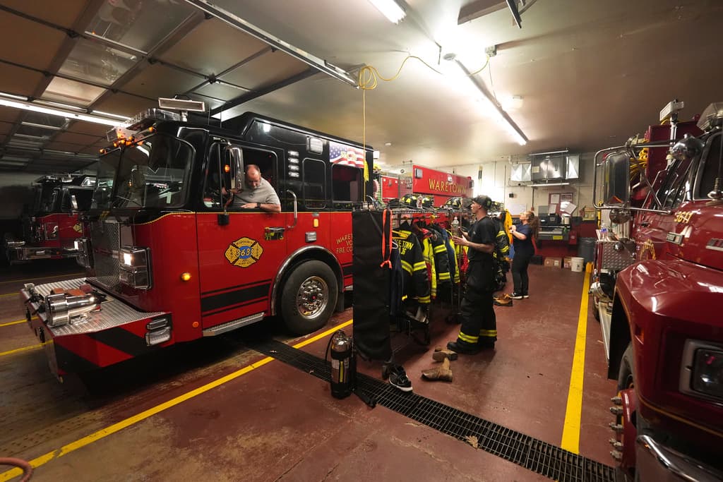 Los equipos de respuesta incluyen unidades del Servicio Forestal con motobombas y bulldozers, además de numerosas agencias locales de bomberos, rescate y servicios de emergencia estatales y del condado. Bomberos trabajan actualmente para contener el fuego y reducir su impacto en la zona.