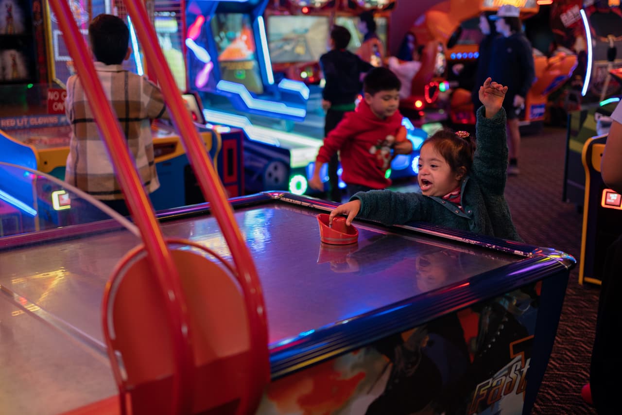 <i>Debido a las preocupaciones por la contaminación del aire, la madre de Alina la mantiene dentro de casa lo más posible. “Pero obviamente yo quiero que ella salga, que pueda disfrutar (de) la naturaleza”, dice. “A ella le encanta salir a los parques”. </i>