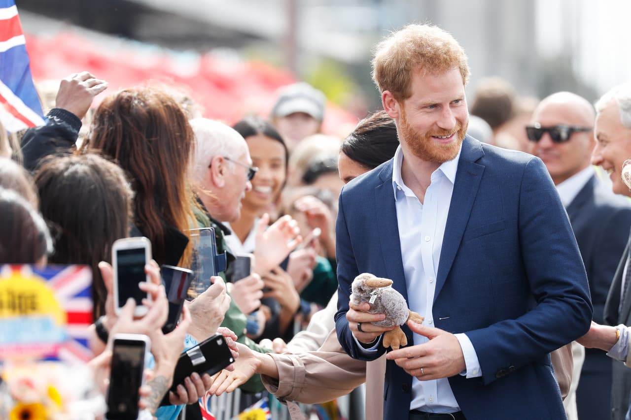 El diario informó que el palacio de Buckingham declinó hacer algún comentario respecto a estos dos vuelos del pelirrojo nieto de la reina Isabel.
<br>