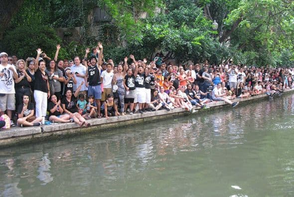 Photos: Spurs Championship Parade 2014 Barges