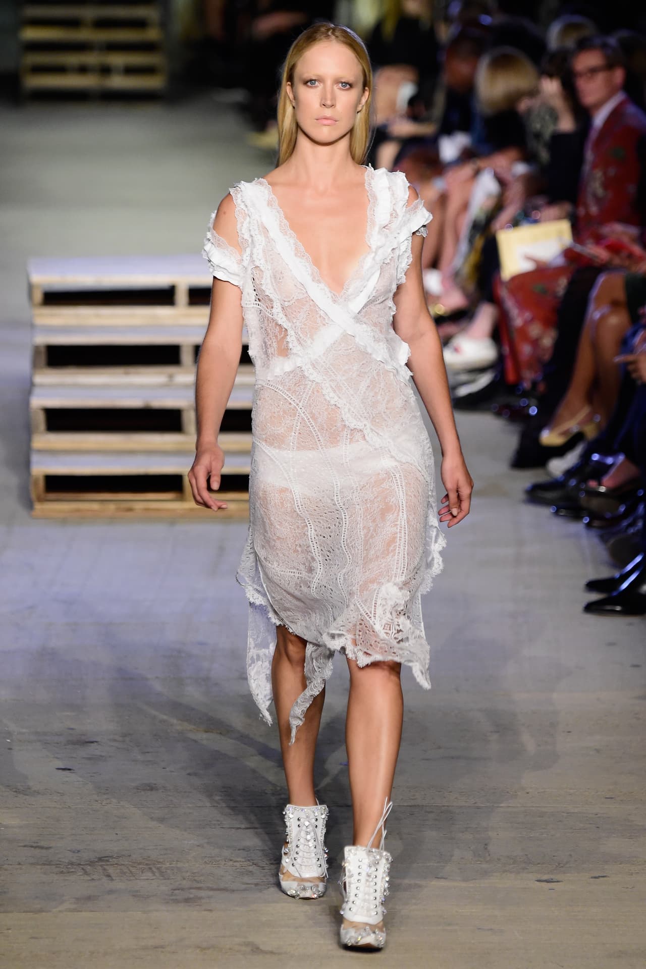 Los años 1930: Ginger Rogers remasterizada. En su colección primavera 2016, Givenchy juega con las telas y siluetas suaves que parecen flotar, bailar por encima del cuerpo. Los holanes, los cortes en diagonal y sesgados—elementos icónicos de la década más sensual—rejuvenecen en modelos cortos, transparentes y asimétricos.