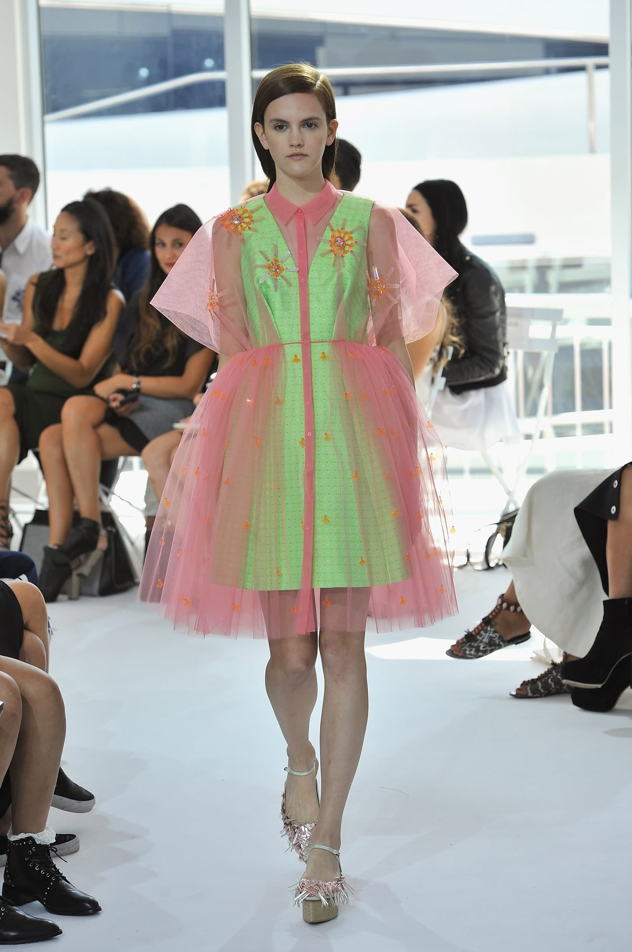 Los años 1950: Boudoir a la Grace Kelly. La silueta reloj de arena y los tonos pastel que solemos asociar con los valores convencionales de la posguerra, adquieren un aire decididamente siglo XXI en la colección primavera 2016 de Delpozo. Varios centímetros arriba de la rodilla, el look pierde su pudor y se vuelve más travieso, efecto acentuado por la absoluta transparencia de las telas.