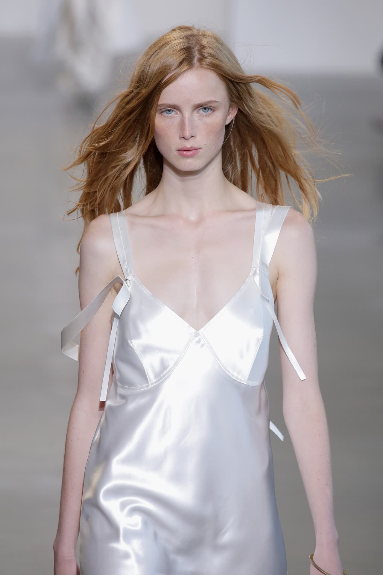 Los años 1990: Calvin imita a Calvin, o Buscando a Kate. Como sólo los grandes maestros se pueden permitir hacerlo, para su colección primavera 2016, Calvin Klein se revisita a sí mismo, tomando el vestido-lencería—con el que de modo conjunto adquirió estatus de celebridad la ahora renombrada y entonces adolescente Kate Moss—, y volviéndolo a interpretar en clave siglo XXI a través de detalles tan sutiles como sofisticados.
