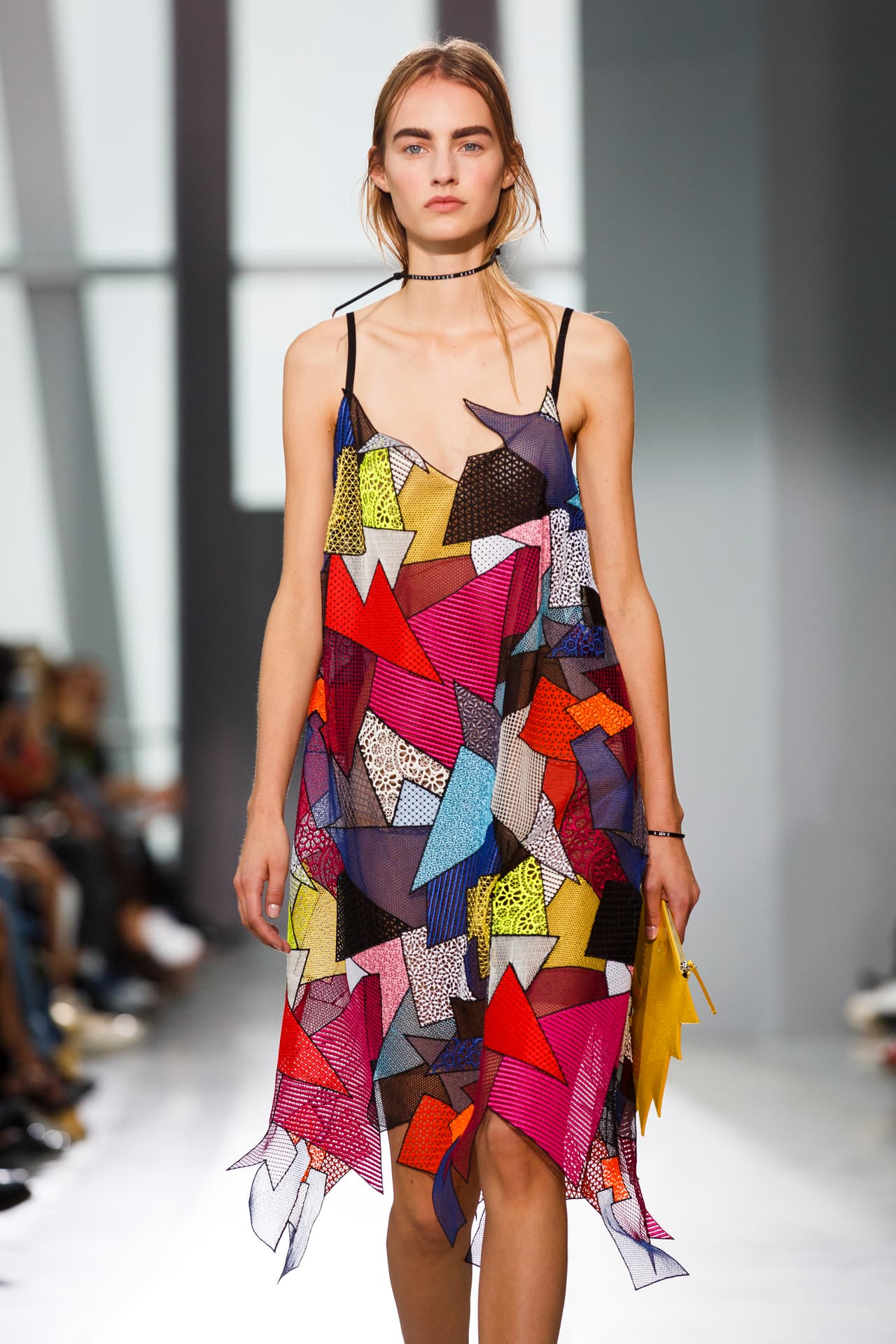 Los años 1980: Neo minimalismo pop. El diseñador escocés Christopher Kane deleita con su interpretación textil del icónico estilo gráfico Memphis-Milano de la era de los posters de Patrick Nagel y del primer Packman. Su empleo de los colores vivos, de las formas geométricas y de la asimetría para la colección primavera-verano 2016, no es sólo un banquete visual, sino una demostración de que lo moderno es siempre contemporáneo.