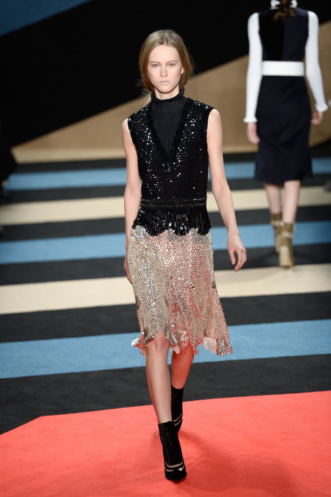 Los años 1920: La flapper "posmoderna". Las modelos de la pasarela primavera 2016 de Derek Lam son todo menos frívolas. La chaquira, lo dorado y la relajación moral reflejada en las siluetas desajustadas y el movimiento de los flecos de la era de la fiesta y el bienestar, vuelven con fuerza para convertirse en una de las mejores opciones para vestir lo retro.