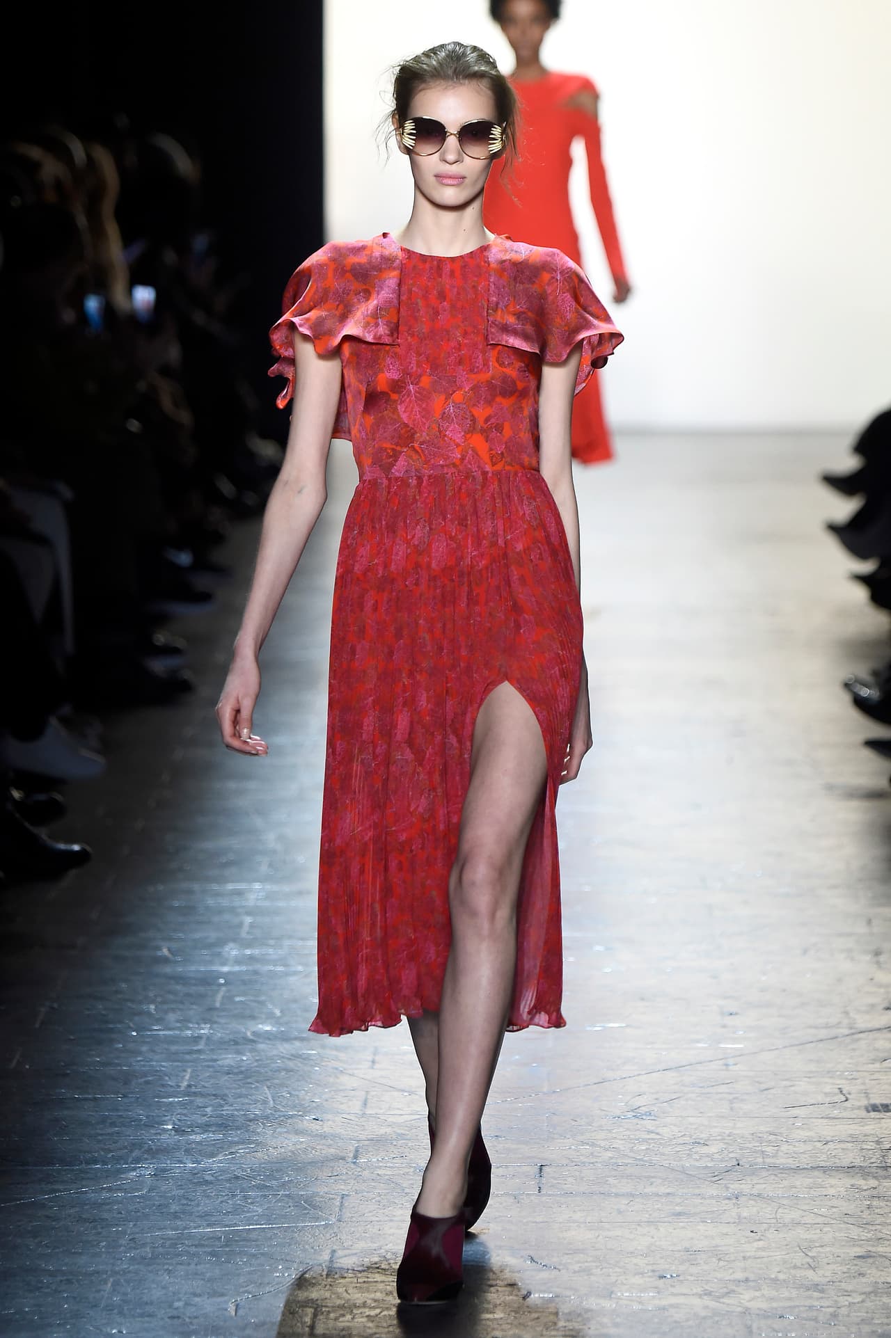 Los años 1940: Lauren Bacall reeditada. Prabal Gurung, en su colección otoño 2016, logra captar la melancolía y el recato de las siluetas de los años cuarenta, modernizándolas al spbreponer telas transparentes y atrevidos cortes por los que se asoman largas piernas. Un des-peinado y grandes gafas de sol, completan el look de máximo desenfado.