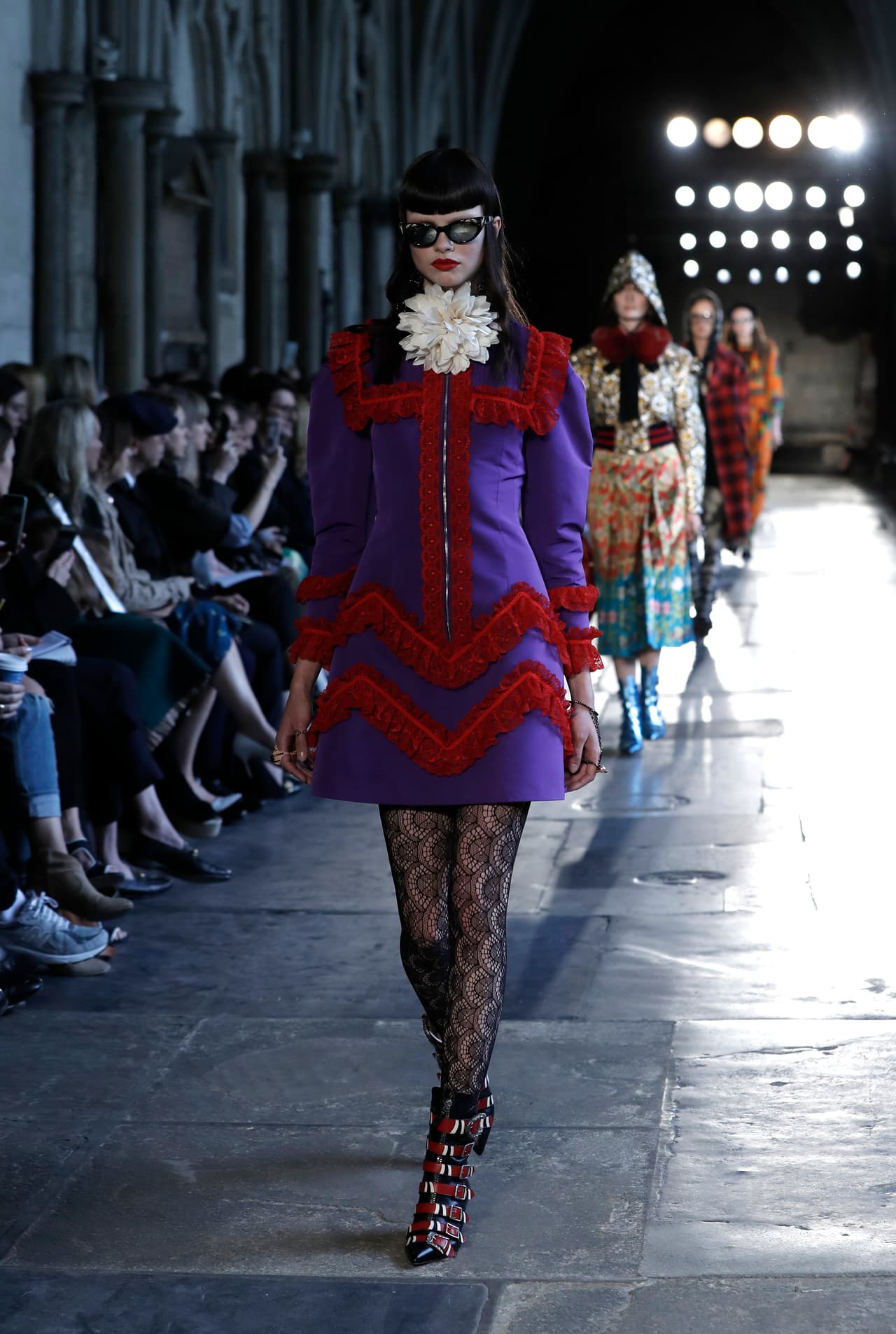 Inicios de los 1970, versión Londres: Neo glam rock chic. Gucci no deja de deleitarnos con su creación de colecciones que logran convertir la nostalgia en celebración. Para Cruise 2017, Gucci aborda sin temor y con rebeldía colores, detalles y siluetas que retoman la época en la que se iniciaron los íconos como David Bowie, Roxy Music y Queen, con envidiable maestría.