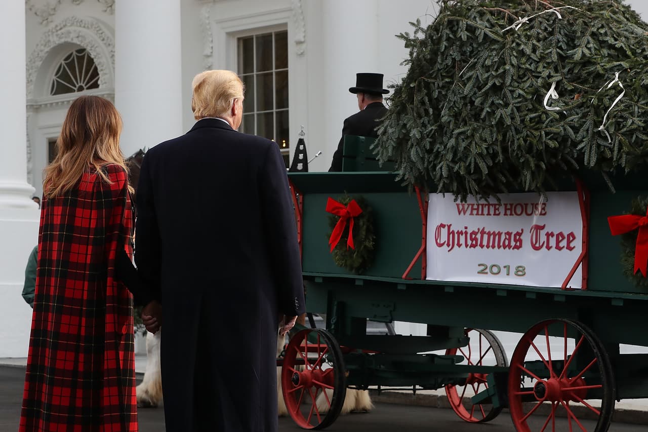 El presidente y su esposa inspeccionaron el nuevo adorno de la casa. El árbol seleccionado
<b>mide 19 pies y medio de altura</b> y proviene de una granja de Carolina del Norte.