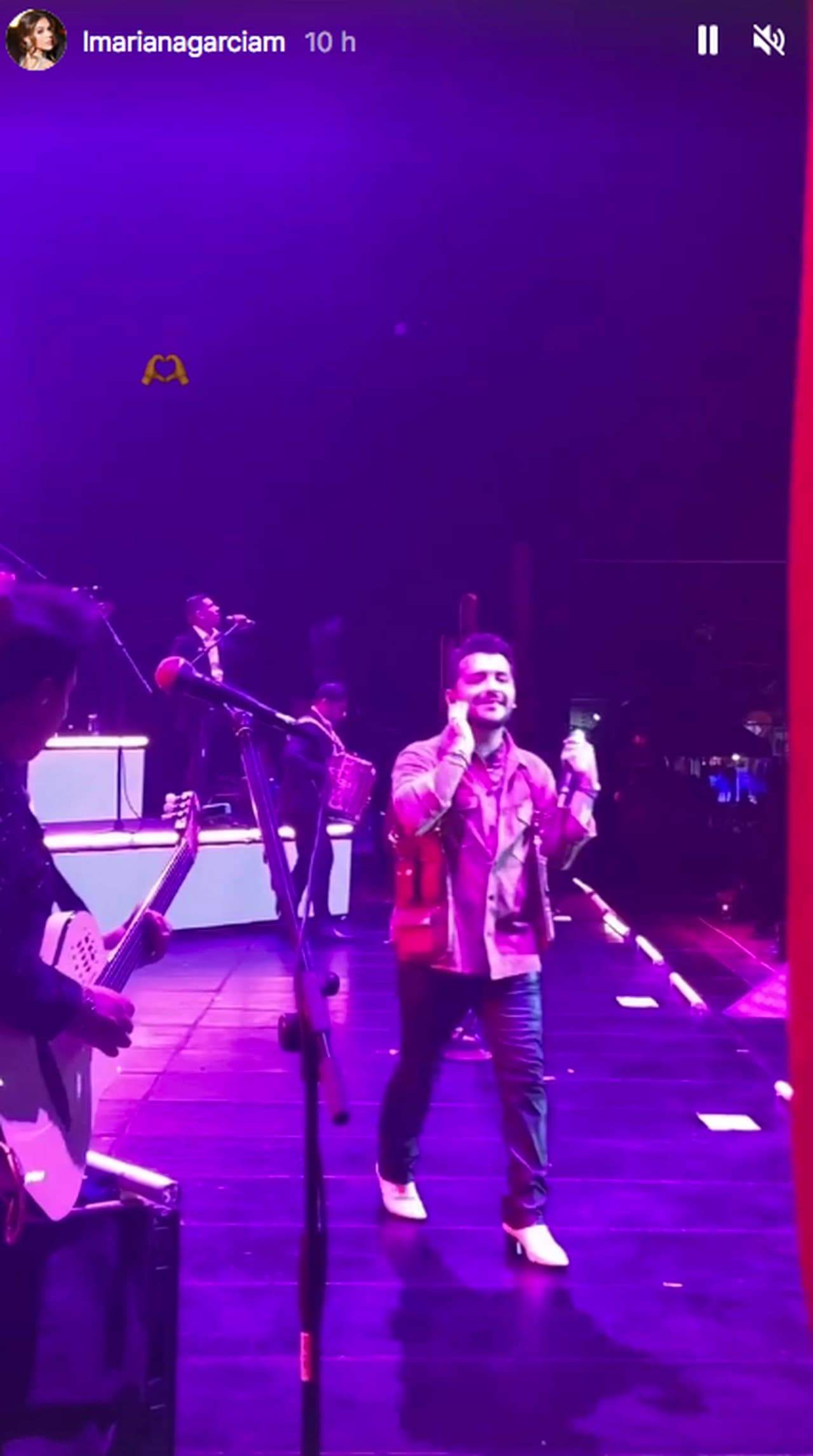 Christian Nodal causó revuelo al llegar al aeropuerto de Honduras tomado de la mano de una mujer.