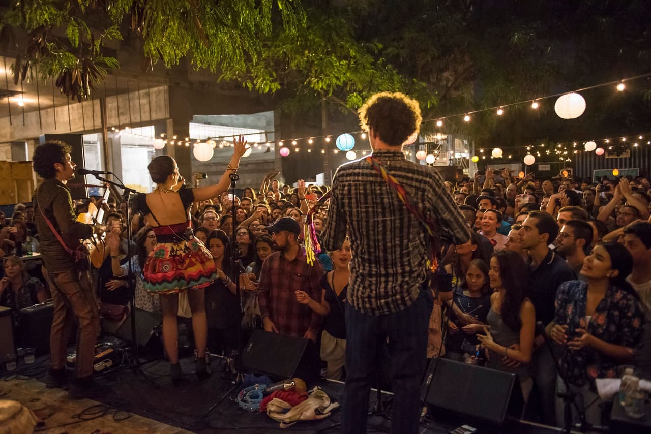 El lugar te daba la experiencia de estar cara a cara con los artistas, algo que conmovió a más de un fanático de Monsieur Periné.