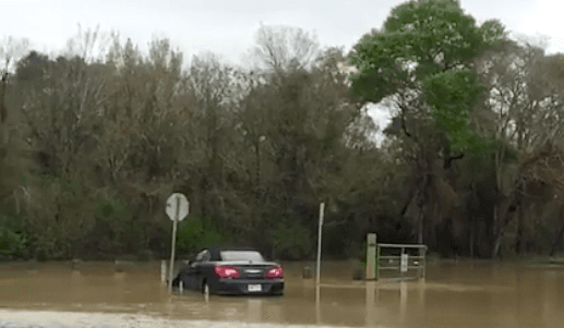 Cerca al parque Cullen, al oeste de la ciudad
