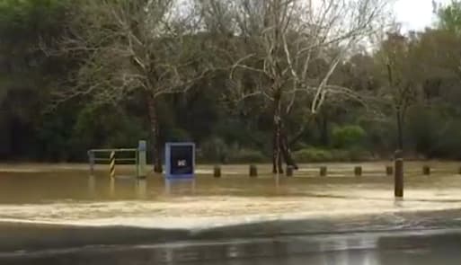 Cerca al parque Cullen, al oeste de la ciudad