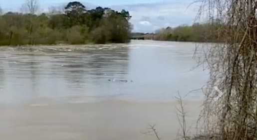 El río San Jacinto aumentó su cauce