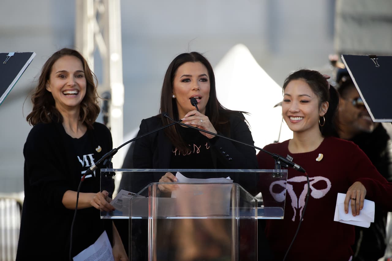 Las actrices Natalie Portman, Eva Longoria y Constance Wu participaron en la Marcha de Las Mujeres en Los Ángeles.