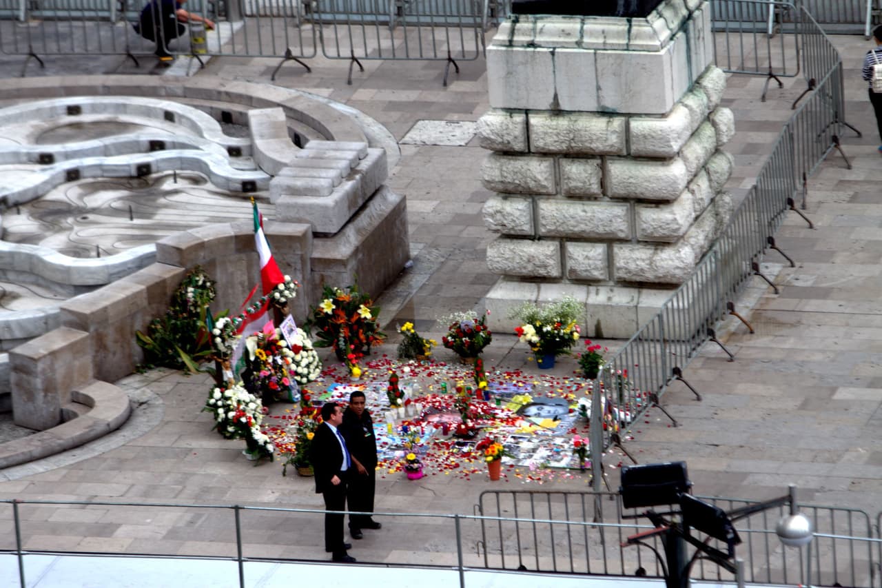 Vallas y seguridad en el Palacio de Bellas Artes.