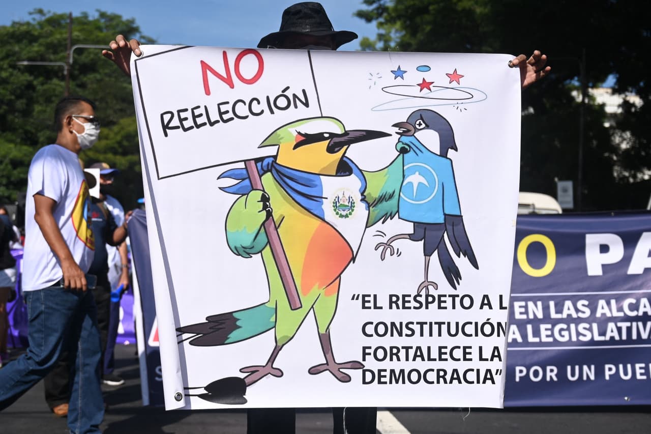 Los manifestantes pidieron también que no se aprueben las reformas a la Constitución que promueve el gobierno de Bukele, que 
<a href="https://www.univision.com/noticias/america-latina/corte-suprema-el-salvador-abre-la-puerta-a-la-reeleccion-del-presidente-nayib-bukele">no se avale la reelección presidencial</a> y se deroguen las reformas a la ley de la carrera judicial que facilita a la Corte Suprema de Justicia trasladar o despedir a jueces o magistrados.