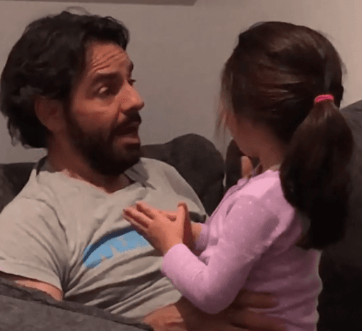 Eugenio Derbez le enseña a Aitana a cantar como su abuelita Silvia