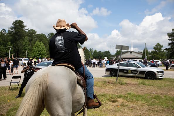 Hombres a caballo van a rendir homenaje a Floyd.