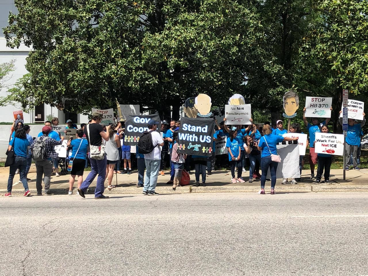 Tras la marcha de el 4 de mayo hacia la mansión del Gobernador, ya preparan la siguiente acción pública. Se trata de una vigilia propgramada para el 11 de mayo en las afueras de la mansión del gobernador donde el Colectivo NC con más de 20 organizaciones se reunirán para exigirle @Roy Cooper que no firme el proyecto de ley HB370 en caso de que avance por todos los comités de la Cámara baja en el estado.El sábado 4 de mayo, cerca de 200 hispanos marcharon hacia la mansión del Gobernador de Carolina del Norte, Roy Cooper, para pedirle que no apruebe propuestas de ley antiinmigrantes cuando lleguen a su escritorio.Las que más preocupan a la comunidad indocumentada por el momento, son la HB370 y la HB135, las cuales buscarían la cooperación entre los alguaciles de los Condados y la Agencia de Inmigración y Aduanas, ICE por sus siglas en inglés, lo cual desencadenaría de acuerdo a los activistas en un incremento en las deportaciones de inmigrantes sin documentos en Carolina del Norte.Madres, padres de familia, organizaciones y aliados de la comunidad alzaron las voces para exigir que el Gobernador Cooper los escuche.Durante la protesta, el Gobernador no hizo presencia, así como ninguna autoridad en representación del funcionario público.Esta marcha fue encabezada por la organización Siembra NC y apoyada por organizaciones aliadas como El Comité Popular Somos Raleigh y El Pueblo.“Quiero decirles a los que no pudieron venir hoy que habrá más oportunidades de apoyar y que no podemos quedarnos callados porque estas leyes afectarían a nuestras familias”, indicó en entrevista para Univision una de las manifestantes.