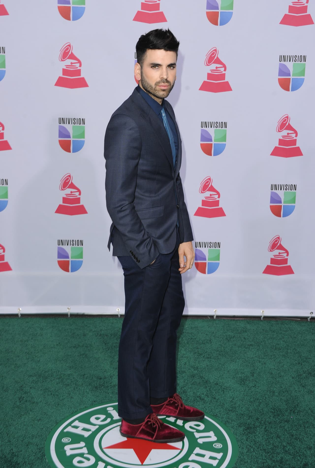 En 2012 el tono gris fue su preferido, además lo combinó con unos zapatos color vino.