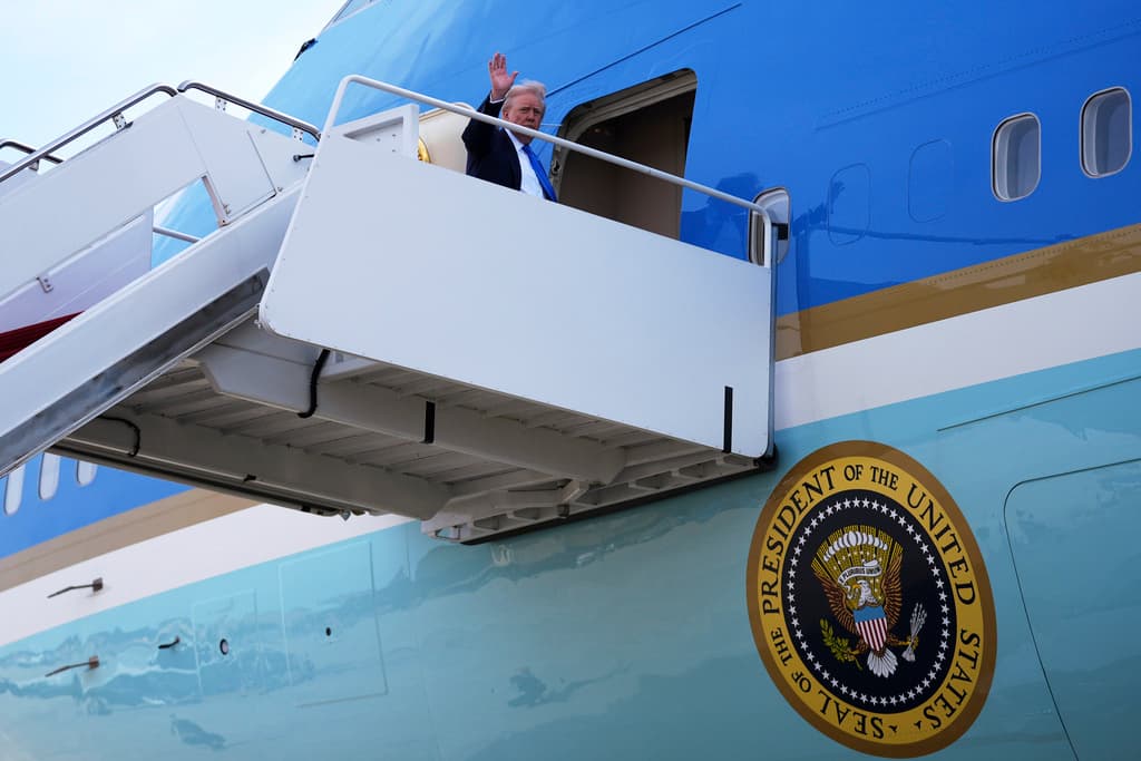 Trump aborda el Air Force One para volvar rumbo a Roma. (AP Photo/Evan Vucci)