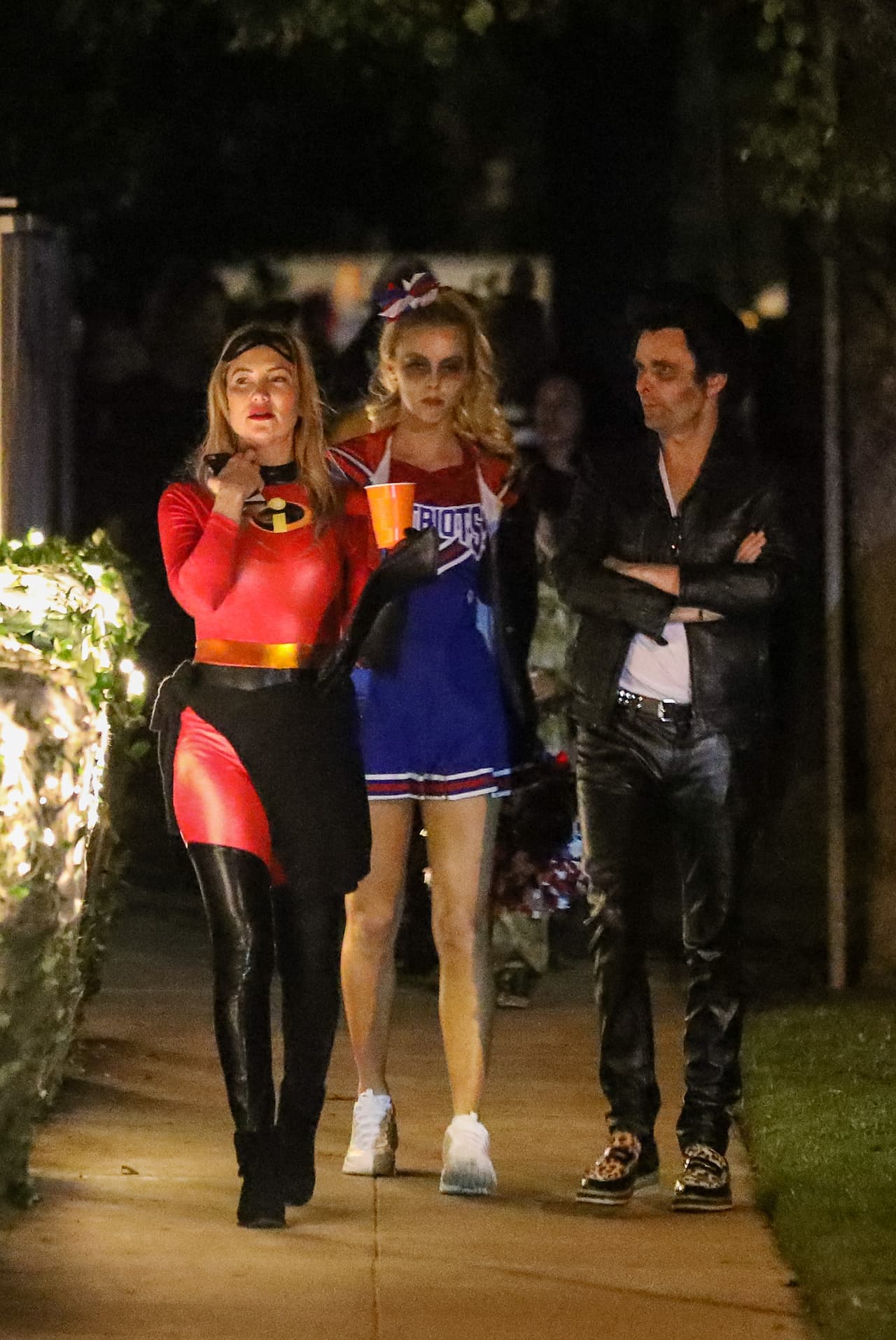 Los tres pasearon juntos mientras Bingham iba feliz por sus dulces.