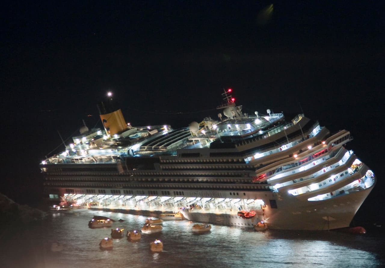 El Costa Concordia poco tiempo después de encallar, mientras salían los botes salvavidas con los pasajeros.
<br>
<br>La falla eléctrica que causó el choque aumentó la confusión de los turistas. "La gente desaparecía en la oscuridad, luego reaparecía. Gritaban ‘mamá’ ¿dónde estás?’, dijo a la agencia AFP Antimo Magnotta, quien trabajaba de pianista en el barco.
<br>