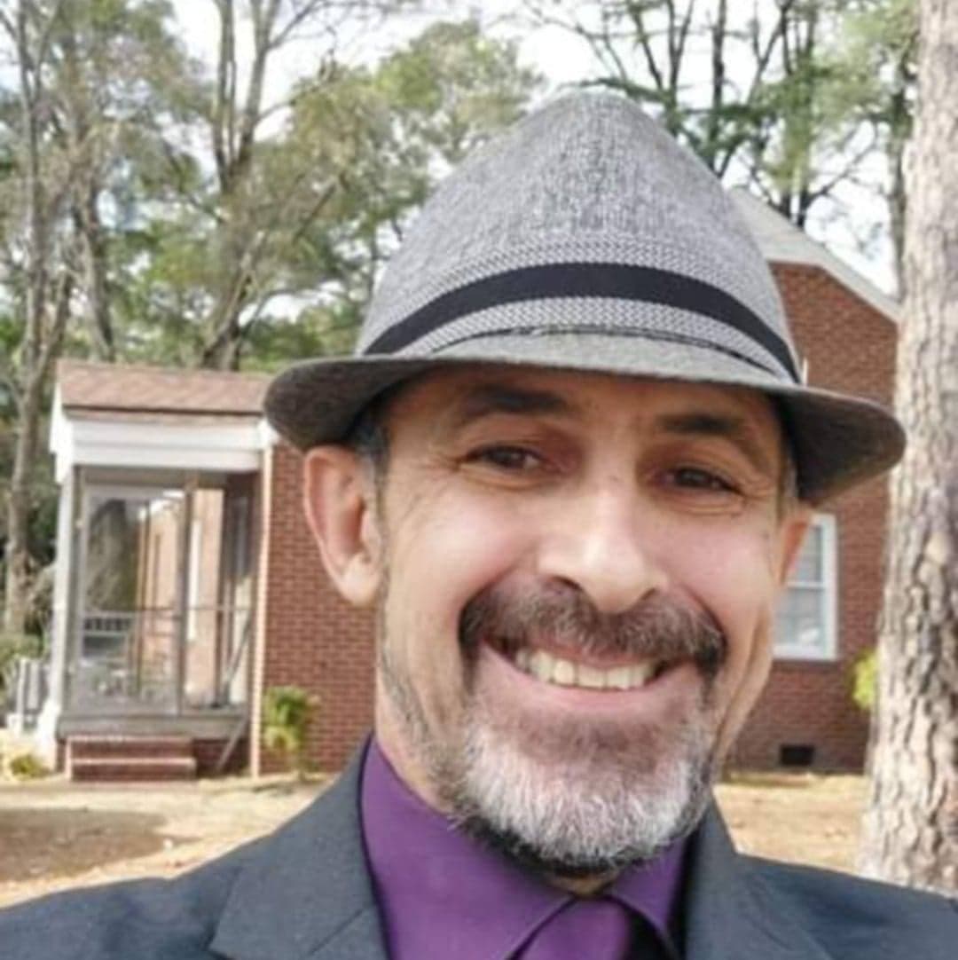 <b>Freddie de la Cruz</b> quedó en segundo lugar en la contienda por la alcaldía de Fayetteville con un 13.91% de los votos. El actual alcalde Mitch Colvin fue reelegido al alcanzar el 64.52%.