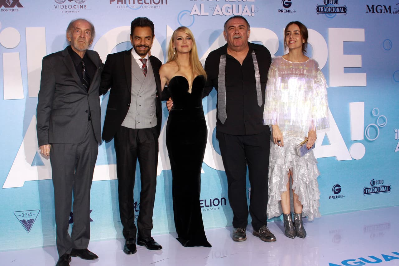 Eugenio Derbez, Anna Faris y parte del elenco de Hombre al agua desfilaron por la alfombra roja para disfrutar la premier.