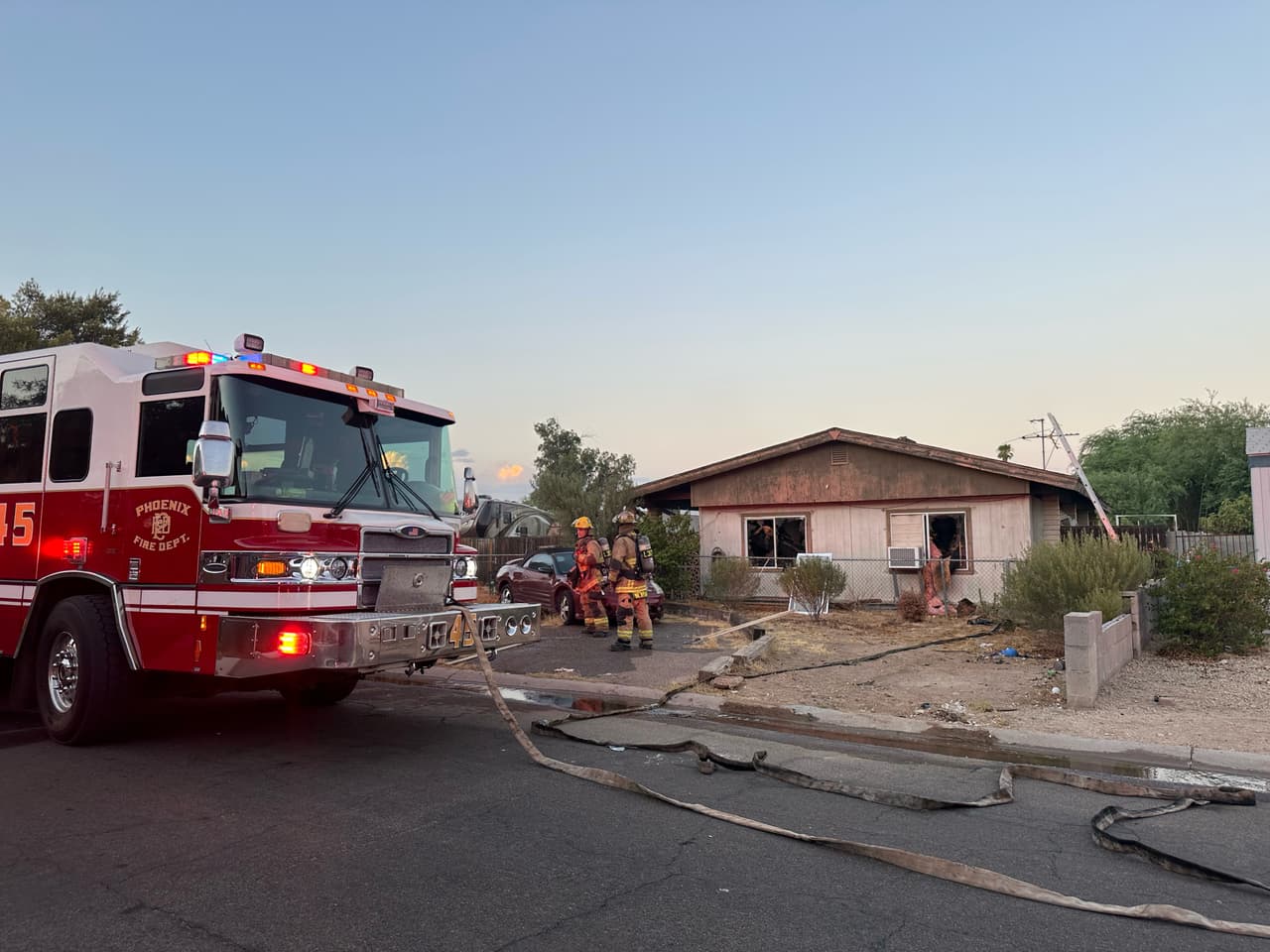 El paciente fue trasladado al hospital en estado extremadamente crítico. El Grupo de Trabajo de Investigación de Incendios está en la escena trabajando para determinar una causa.