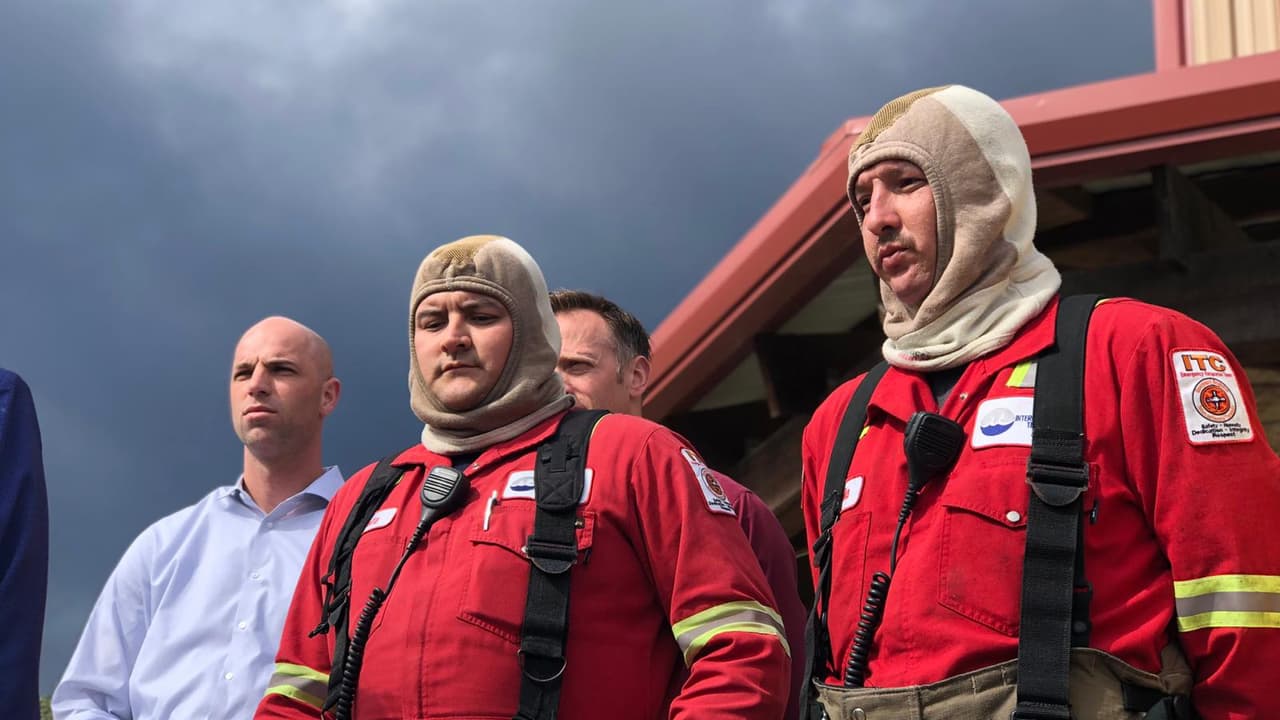 Los bomberos que combaten el siniestro pidieron a la ciudadanía durante una conferencia de prensa, que oren por ellos para que puedan terminar su trabajo de manera segura.