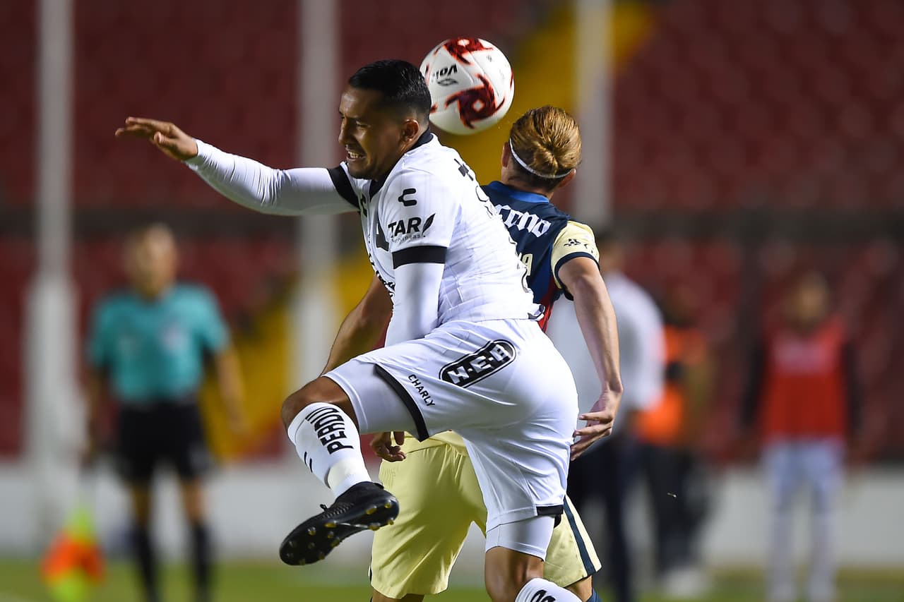 Las Águilas buscan por donde atacar, pero su media no logra completar pases importantes con la delantera.