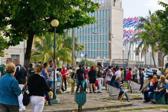 Mientras el gobierno de EE.UU. volvió a pedir a Cuba la liberación del contratista estadounidense Alan Gross durante la ronda de diálogo migratorio que tuvo lugar el jueves, en una sesión que se cerró sin aparentes avances, los cubanos trataban de llegar a las oficinas de la Sección de Intereses en La Habana, con la esperanza de conseguir una visa. "La delegación estadounidense reiteró su llamado a la liberación de Alan Gross, que fue arrestado por las autoridades cubanas el 3 de diciembre de 2009 y más tarde sentenciado a 15 años en prisión", dijo la portavoz del Departamento de Estado, Jen Psaki, en un comunicado. El diálogo migratorio es uno de los intercambios políticos más importantes que sostienen ambos países, sin relaciones diplomáticas desde 1962. La segunda ronda celebrada ayer estuvo centrada en asuntos como "la cooperación (bilateral) en aviación de seguridad, búsqueda y rescate y fraude de documentos consulares", según Psaki. "La delegación estadounidense subrayó las áreas donde ha habido cooperación exitosa, en materia de migración, en cuanto al intercambio de información sobre la prohibición de inmigrantes indocumentados y a la hora de clarificar aspectos de los recientes cambios de Cuba en política migratoria". Al igual que en la reunión de julio de 2013, la delegación cubana en el diálogo estuvo encabezada por la directora del Ministerio de Relaciones Exteriores de Cuba, Josefina Vidal; y la estadounidense por el subsecretario de Estado adjunto de EEUU para Latinoamérica, Alex Lee.